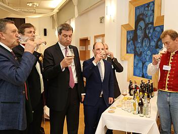 Ein Biertest gehörte für Staatsminister Markus Söder (Mitte) beim Besuch des 1. Tourismustag der Fränkischen Schweiz dazu. Fotos: Franz Galster