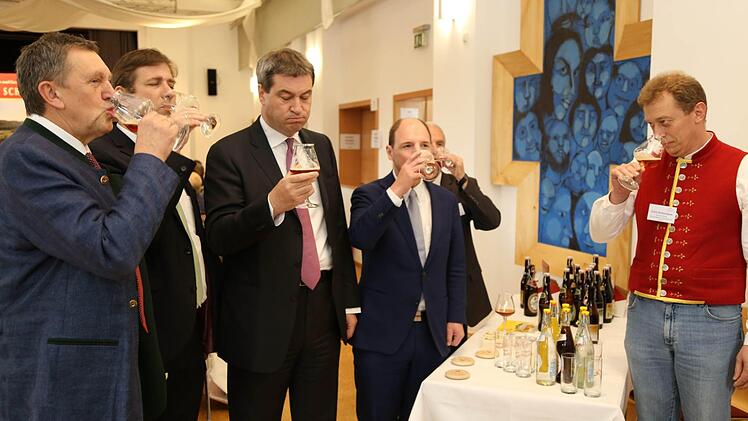 Ein Biertest gehörte für Staatsminister Markus Söder (Mitte) beim Besuch des 1. Tourismustag der Fränkischen Schweiz dazu. Fotos: Franz Galster
