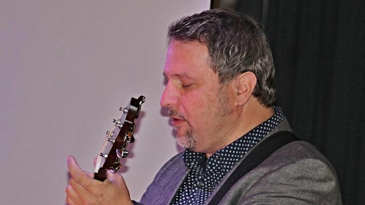 "Bergvagabund" Philipp Arnold, singender und musizierender Schulleiter der Mittelschule Ebern.  Foto: Helmut Will