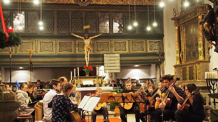 Den tänzerischen Einstieg mit Musik aus der Renaissance gestaltete das Gitarrenensemble mit den ganz Großen und den ganz Kleinen. Foto: Nicole Julien-Mann