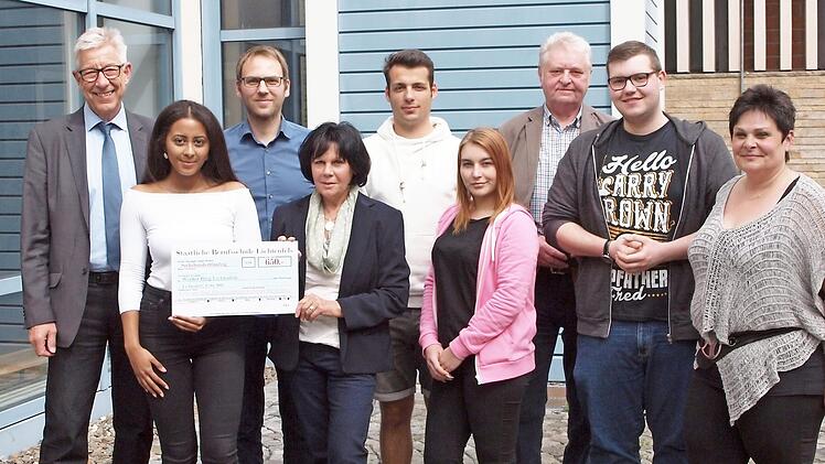 Schüler der Berufsschule Lichtenfels spendeten 650 Euro an den Weißen Ring. Foto: Alfred Thieret