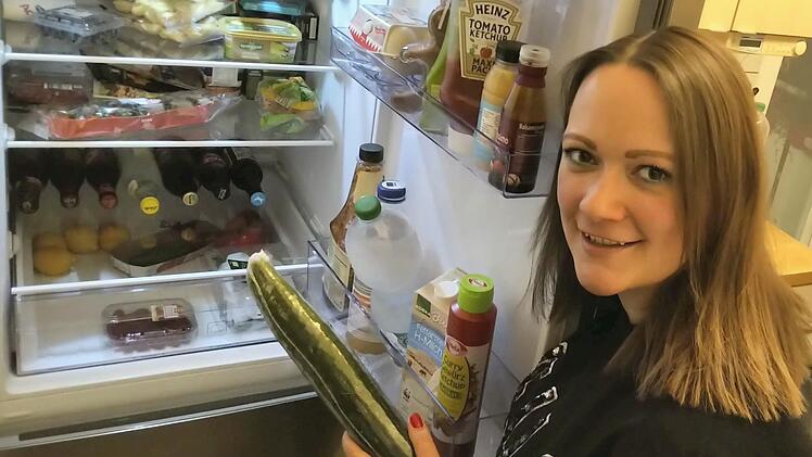So soll der Kühlschrank von Dunja Neupert in den kommenden Wochen nicht mehr aussehen. Viel zu viel Plastik. Am Aschermittwoch beginnt das Selbstexperiment Plastikfasten. Foto: Johannes Kalb
