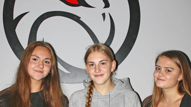 Drei Schwestern für die Nachwuchsmannschaften des ESC Haßfurt: Während Pauline (links) und Josephine (rechts) in der U20 aktiv sind, spielt die jüngere Florentine in der U17. Fotos: Ralf Naumann