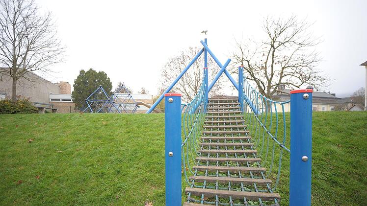 Die Stadt Bad Kissingen und der Familienbeirat haben das Spielplatzkonzept fortgeschrieben. So soll unter anderem der Spielplatz am Hallenbad zusätzlich eine Federwippe erhalten. Foto: Archiv/Siegfried Farkas