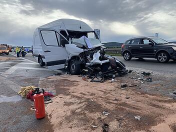 Sprinter fährt im Stauende auf Laster auf: Drei Personen schwer verletzt