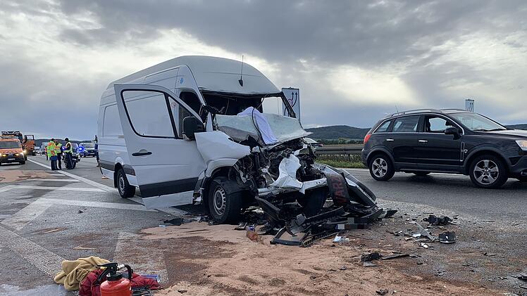 Sprinter fährt im Stauende auf Laster auf: Drei Personen schwer verletzt