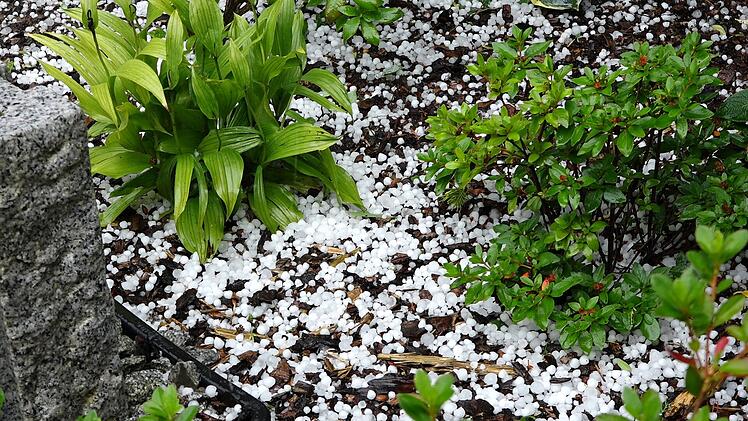 Unwetter zieht über Mittelfranken: Hagelkörner beschädigen Terrassendach