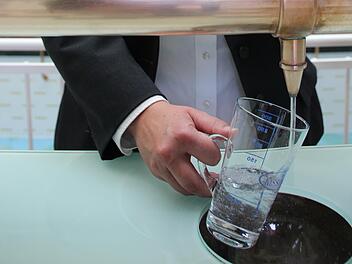 Brunnenfrauen schenken Wasser aus.