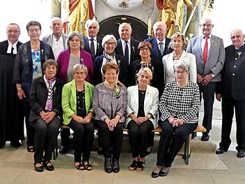 Pfarrer Peter Ahrens mit den diamantenen Konfirmanden (vorne, von links) Gerlinde Reißaus, Hildegard Saggau, Sieglinde Hahn, Gertrud Preuß und Herta Müller, (mittlere Reihe, von links) Jolande Potzel, Inge Paal, Ingeborg Finkler, Renate Geißner un...