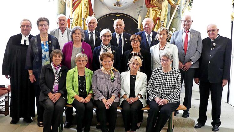 Pfarrer Peter Ahrens mit den diamantenen Konfirmanden (vorne, von links) Gerlinde Reißaus, Hildegard Saggau, Sieglinde Hahn, Gertrud Preuß und Herta Müller, (mittlere Reihe, von links) Jolande Potzel, Inge Paal, Ingeborg Finkler, Renate Geißner un...