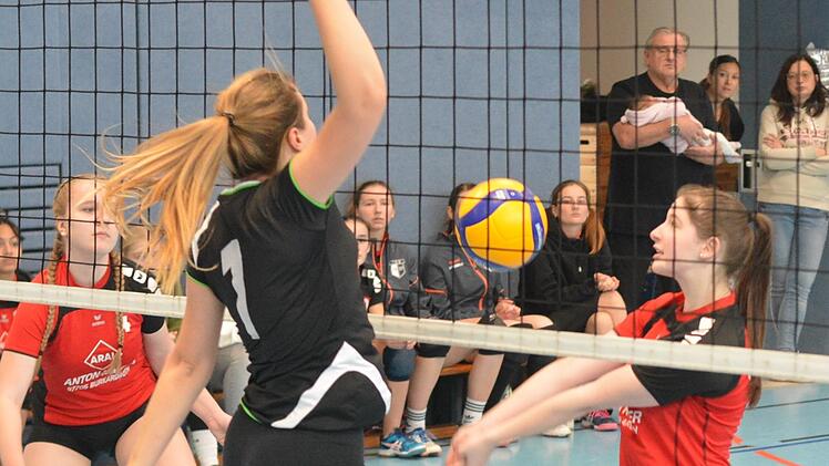 Finia Beiersdörfer (links) und Jana Wolf in den roten Trikots vom TSV Wollbach feierten beim ersten Heimspieltag einen Sieg. Foto: ssp