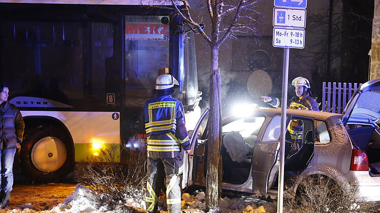 Unfall mit zwei Schulbussen und Kleinwagen auf schneeglatter Fahrbahn