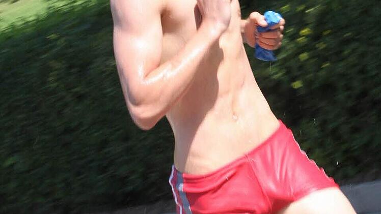 Nichts als raus aus dem Wasser und die bademütze als Staffelstab weitergeben.