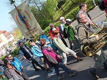 108 Pilger laufen bei der diesjährigen Vierzehnheiligen-Wallfahrt mit. Gestern sind sie gestartet, fünf Tage sind sie unterwegs. Fotos: Benedikt Borst