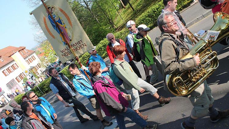 108 Pilger laufen bei der diesjährigen Vierzehnheiligen-Wallfahrt mit. Gestern sind sie gestartet, fünf Tage sind sie unterwegs. Fotos: Benedikt Borst