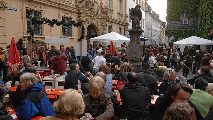 Das Bild aus dem Jahr 2009 zeigt die wichtigsten "Zutaten": Die einmalige Kulisse des Böttingerhauses (links), der Rauch der Knoblauchbratwürste (Hintergrund) und der Flohmarkt und Hut-Salon vor dem "Haus zur Trommel" (rechts).  Foto: Matthias Hoch/Archiv