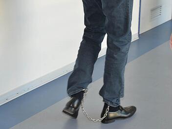 In Fußfesseln wurde Ulrich S. in den Gerichtssaal geführt. Foto: Ronald Rinklef