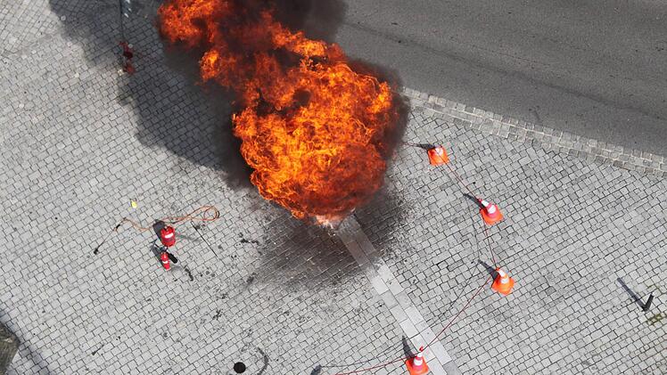 Ein Fettbrand aus 30 Meter Höhe betrachtet: Zu dieser Vorführung sperrte die Feuerwehr eigens den Verkehr, um Autofahrer nicht zu erschrecken