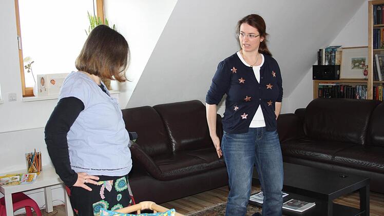 Anschließend zeigt die Hebamme der jetzt dreifachen Mutter ein paar Übungen für Beckenboden und Bauch.