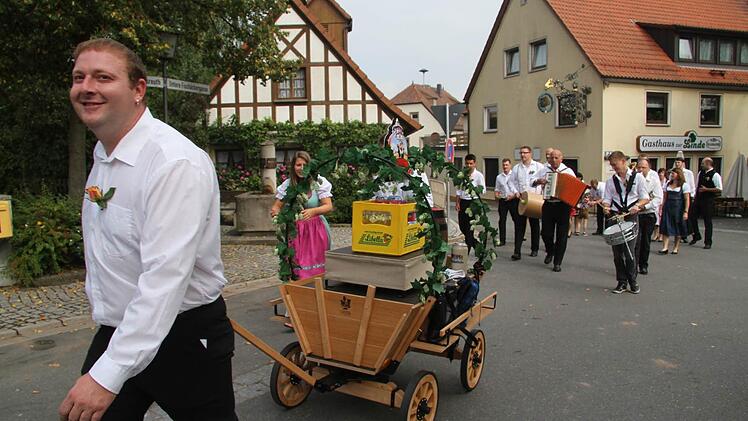 Das Rumspielen macht nicht nur den jungen Leuten Spaß. Foto: Sonja Adam