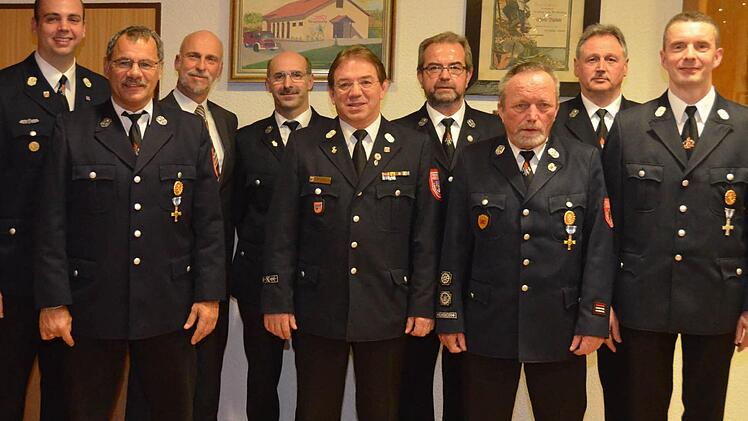Ihre ältesten aktiven Mitglieder ehrte die Feuerwehr Reiterswiesen. Auf unserem Foto von links: Lothar Kiesel, Martin Seufert, OB Kay Blankenburg, Klaus Kiesel, Michael Kiesel, Andreas Renninger, Engelbert Vogel, Konrad Kiesel und Kommandant Bernd Ort.  Fotos: Peter Rauch