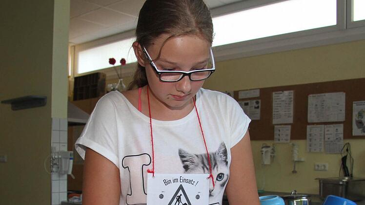 Sofia Seidler (11) bereitet eine lecker Süßspeise vor. Foto: Sonja Adam