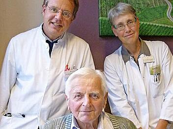 Der 90-jährige Patient Johann Bitterer kann die Akutstation im Zentrum für Altersmedizin bald verlassen. Mit ihm freuen sich Chefarzt Dr. Clemens Grupp und Chefärztin Dr. Susanne Daiber. Foto: Marion Krüger-Hundrup