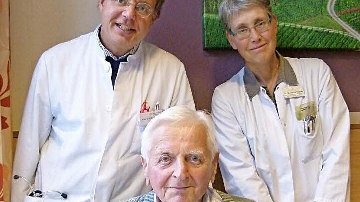Der 90-jährige Patient Johann Bitterer kann die Akutstation im Zentrum für Altersmedizin bald verlassen. Mit ihm freuen sich Chefarzt Dr. Clemens Grupp und Chefärztin Dr. Susanne Daiber. Foto: Marion Krüger-Hundrup