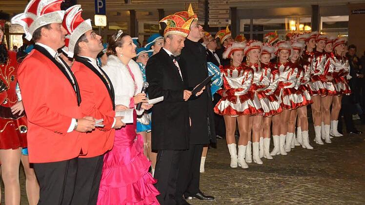 Die Narren beim Rathaussturm in Bad Kissingen.  Foto: Peter Rauch
