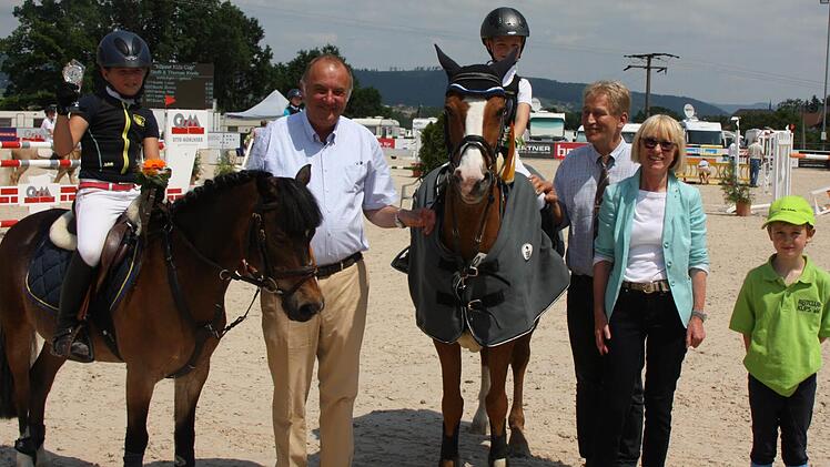 Siegerinnen im Kids Cup wurden Emma Bachl und Luise Konle, im Bild mit den Turnierleitern Eduard Mühlherr und Christine Mühlherr sowie Ferdinand Mühlherr und Richter Franz Eichelsbacher.