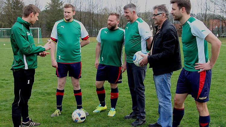 Trainer Florian Muckelbauer (links) gibt mit seinen Spielleitern den Stützen seiner Mannschaft vor dem Spiel noch ein paar Tipps, weiter von links Jonas Stöhr, Thomas Ötinger, die Spielleiter Gabriel Kaiser und Oskar Zettelmeier sowie Sebastian Muckelbauer.