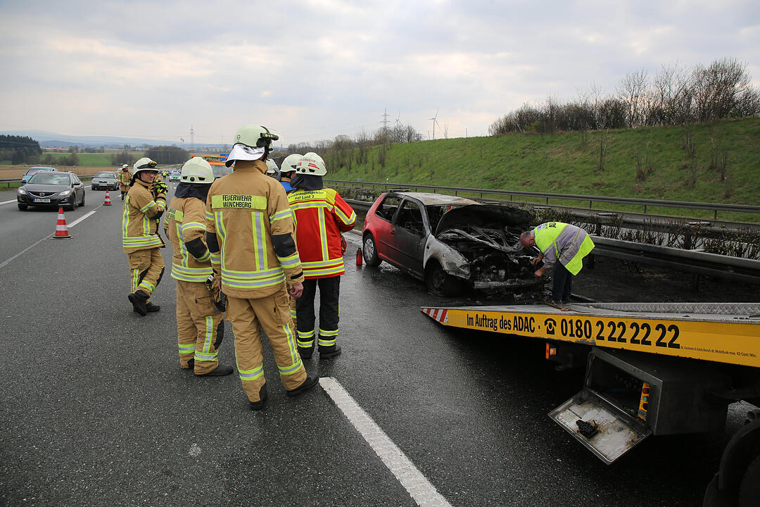 Autofahrer kracht in Leitplanke und fŠngt Feuer - Fahrer kann sich leicht verletzt retten