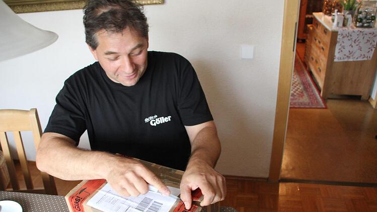 Jürgen Rippstein packt ein Sammlerstück aus, das er bei Ebay für 20 Euro erworben hat. Ein neues Glas für die Sammlung.  Fotos: Andreas Lösch