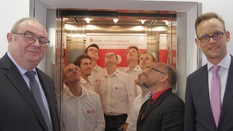 Die Sparkassen-Vertreter Reinhard Lugschi (l.), Thomas Pickel und Axel Geier (v. r.) verlängerten den Sponsoring-Vertrag mit dem Top-Team des LSC Höchstadt (v. l. Martin Grau, Alexander Bier, Niklas Buchholz, Markus Mönius, Brian Weisheit sowie Martin und Bernhard Weinländer) bis zum Jahr 2020. Es fehlen die LSC-Topläufer Marco Kürzdörfer, Tobias Budde, Christian Amon, Florian Lang, Theodor Schell, Alexander Barth, Zacharias Wedel, Thomas Himmer und Niklas Bühner. Foto: Johannes Höllein