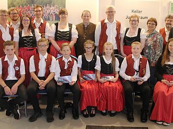 Beim Festabend der Autenhaus'ner Musikanten zeichneten Vorsitzender Konrad Keller, NBMB-Bezirksvorsitzender Thomas Kolb, stellvertretender Landrat Rainer Mattern, Dritte Bürgermeisterin Renate Schubert-Eisenhardt und Dirigent Harry Kaiser langjährige und erfolgreiche Musiker aus.  Foto: Carsten Höllein