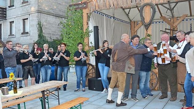 Die Organisatoren und der Schirmherr stoßen auf ein gutes Gelingen der Ruotnkernge Biertouch an, nachdem der Bieranstich durch Schirmherrn Bürgermeister Hans Pietz völlig gelungen war. Foto: K.-H. Hofmann