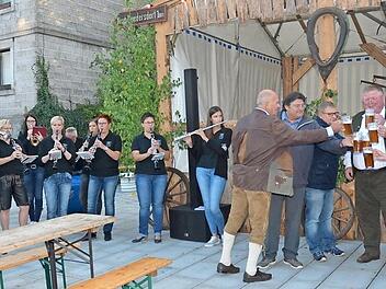 Die Organisatoren und der Schirmherr stoßen auf ein gutes Gelingen der Ruotnkernge Biertouch an, nachdem der Bieranstich durch Schirmherrn Bürgermeister Hans Pietz völlig gelungen war. Foto: K.-H. Hofmann