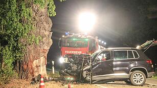 SUV knallt frontal gegen Baum