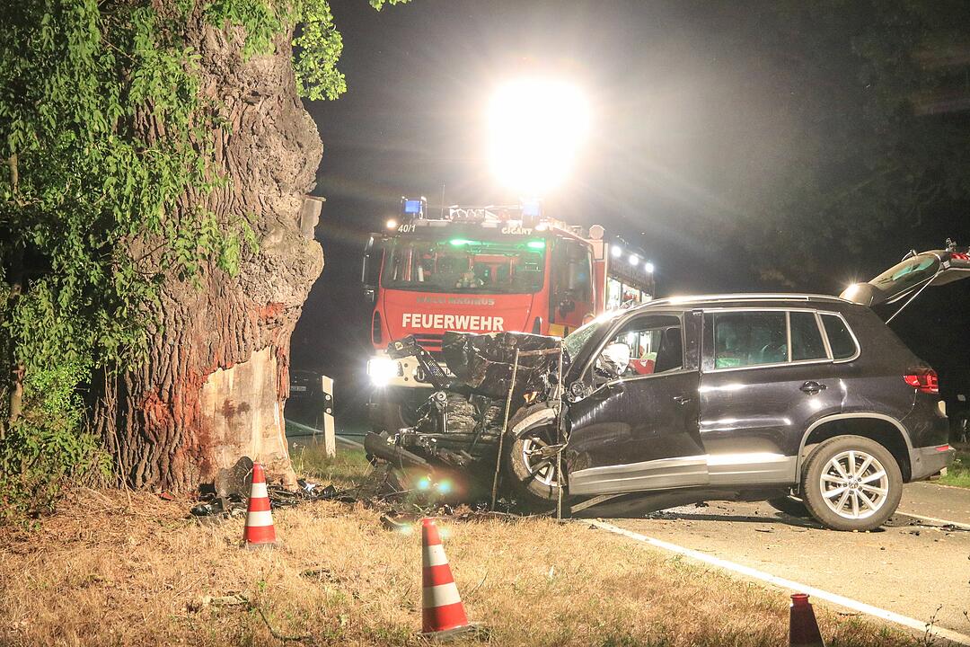 SUV knallt frontal gegen Baum