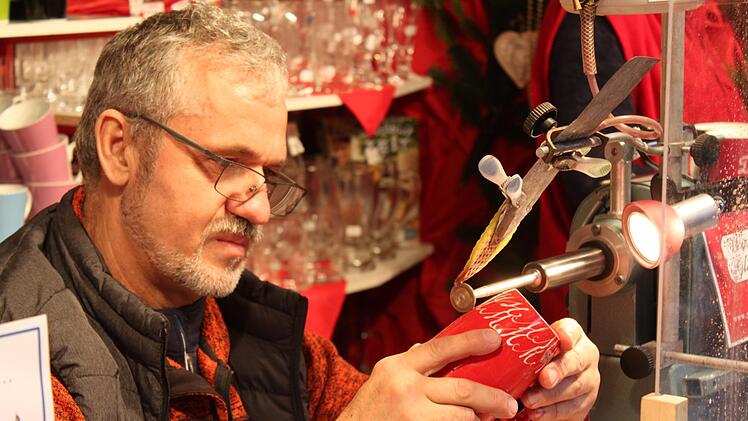 Ebenfalls neu: ein Keramikstand mit Vor-Ort-Gravur.  Foto: Markus Klein