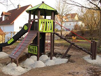 Im Michelsgrund ist ein neues Kombi-Spielgerät bereits im Boden verankert, Was noch fehlt, ist die weiche Bodenauflage. Foto: Heike Beudert