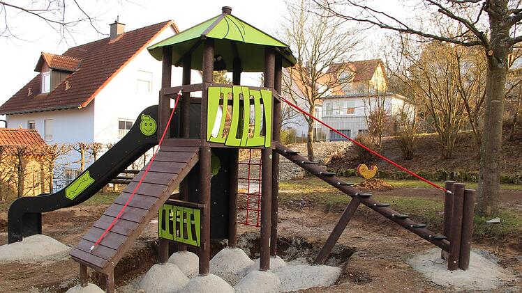 Im Michelsgrund ist ein neues Kombi-Spielgerät bereits im Boden verankert, Was noch fehlt, ist die weiche Bodenauflage. Foto: Heike Beudert