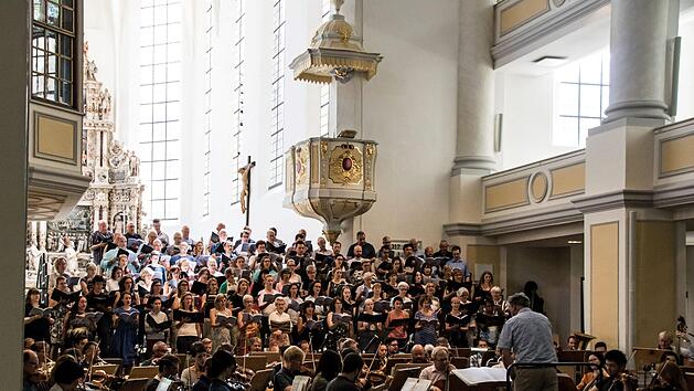 Richard Cooke probt mit dem Philharmonischen Orchester, dem Chor des Landestheaters und der Royal Choral Society die "Sea Symphony" von Ralph Vaughan Williams in der Coburger Morizkirche.Foto: Jochen Berger