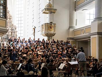 Richard Cooke probt mit dem Philharmonischen Orchester, dem Chor des Landestheaters und der Royal Choral Society die "Sea Symphony" von Ralph Vaughan Williams in der Coburger Morizkirche.Foto: Jochen Berger