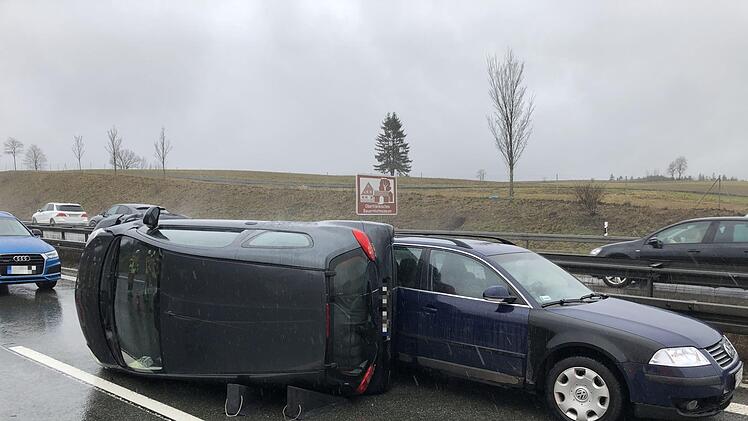 Unfall auf A9: Insgesamt 13 Autos verunglückten am Freitagnachmittag auf der Autobahn bei Münchberg. Foto: NEWS5/Fricke