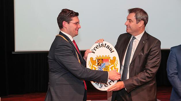Coburg ist bayerisch und soll es bleiben. Darin sind sich Coburgs OB Sauerteig und Bayerns Ministerpr&auml;sident S&ouml;der (rechts) einig.