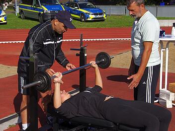 Jana Miller  beweist an der Langhantel ihre sportliche Fitness. Foto: Klaus Werner