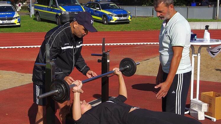 Jana Miller  beweist an der Langhantel ihre sportliche Fitness. Foto: Klaus Werner