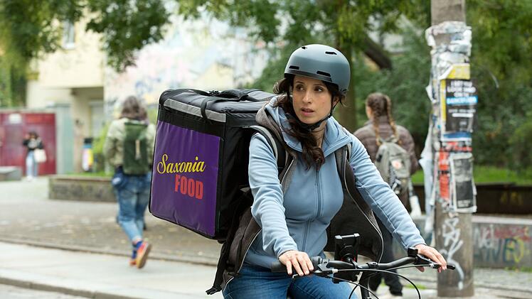 Christiane (Stephanie Stumph) heuert verdeckt als Fahrradkurierin bei "Saxonia Food" an.