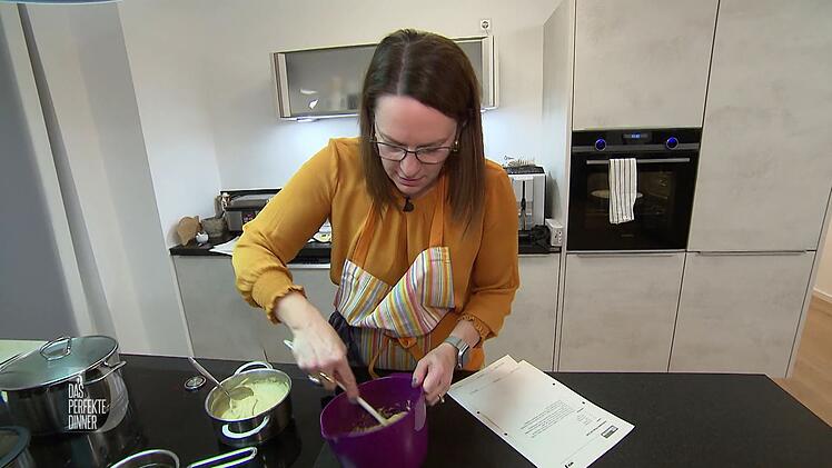 Braten, Sp&auml;tzle, Zwiebeln - und alles soll gleichzeitig fertig werden: Beim Hauptgang kommt Sabrina unter Zeitdruck.